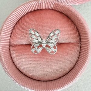 NWT ❤️ Sparkling Diamonds Butterfly Ring ❤️